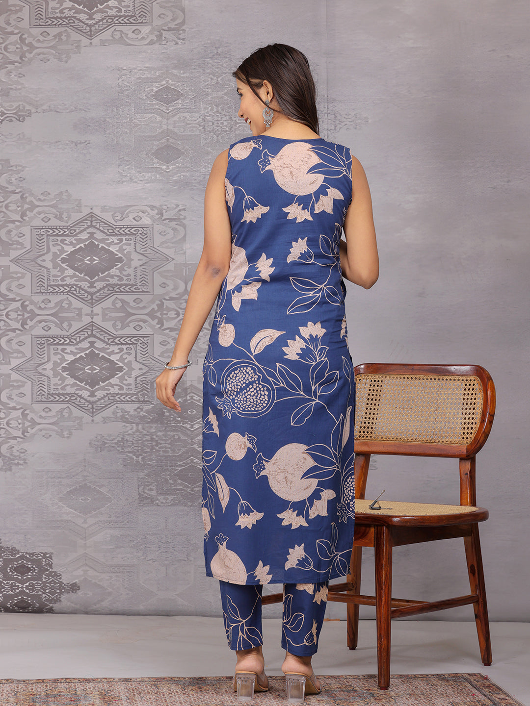 Navy blue kurta pant set, floral print kurta set, women sleeveless kurta set, trending kurta set, stylish kurta pant set, round neck kurta pant set, straight kurta for women, blue kurta set, 2 pcs set for women >Mitrika