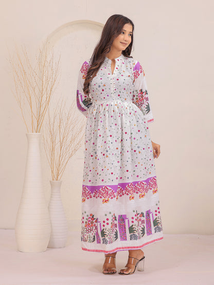 Elegant white printed dress with 3/4 sleeves and flared hem